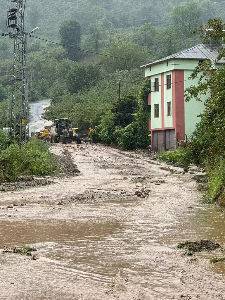 Trabzon’da etkili olan sağanak nedeniyle sel, su baskınları, taşkınlar ve heyelan