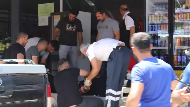 Malatya’da, polis memuru Murat B., kiracısı olan akrabası kişilerle alacak anlaşmazlığı nedeniyle
