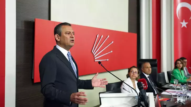 CHP Genel Başkanı Özgür Özel, eğitim sendikalarının temsilcileriyle bir araya geldiği