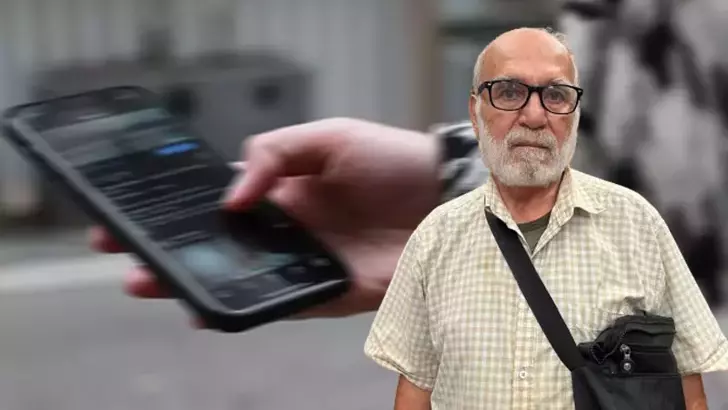 Antalya‘nın Alanya ilçesinde, emekli Nejat Hüsnü Bozkurt (70), cep telefonundan