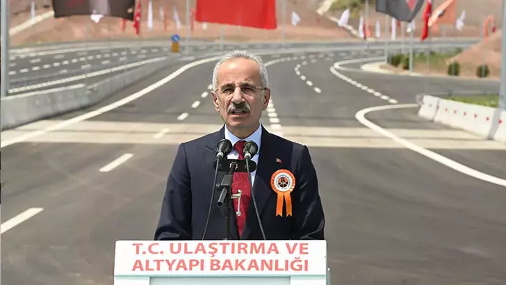 Ulaştırma ve Altyapı Bakanı Abdulkadir Uraloğlu, araç sahiplerinin tünel, köprü ve otoyol geçiş