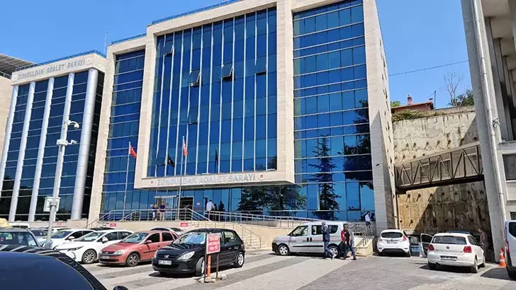 Zonguldak‘ta, soyunma kabinlerindeki kadınların görüntüsünü çektiği iddia edilen kıyafet mağazası