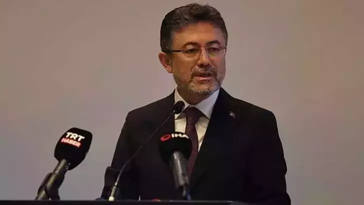 Bakan Yumaklı: Manisa Gördes ve Uşak Eşme’deki orman yangınları havadan ve karadan