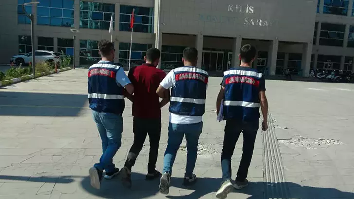 Kilis‘te, jandarmanın düzenlediği operasyonda yakalanan terör örgütü PKK şüphelisi U.V., tutuklandı. Reşit