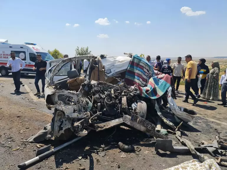 Batman’da TIR ile kamyonetin kafa kafaya çarpıştığı kazada aynı aileden 4 kişi,