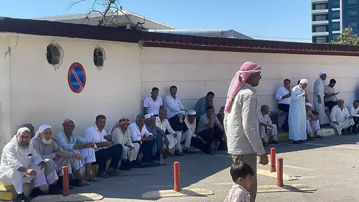 Şanlıurfa’nın Birecik ilçesinde otomobilin patlayan lastiğini değiştirmeye çalışırken TIR çarpan