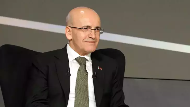 Hazine ve Maliye Bakanı Mehmet Şimşek, “İstifa etmedim. Dolaşıma koyulan senaryolar doğru