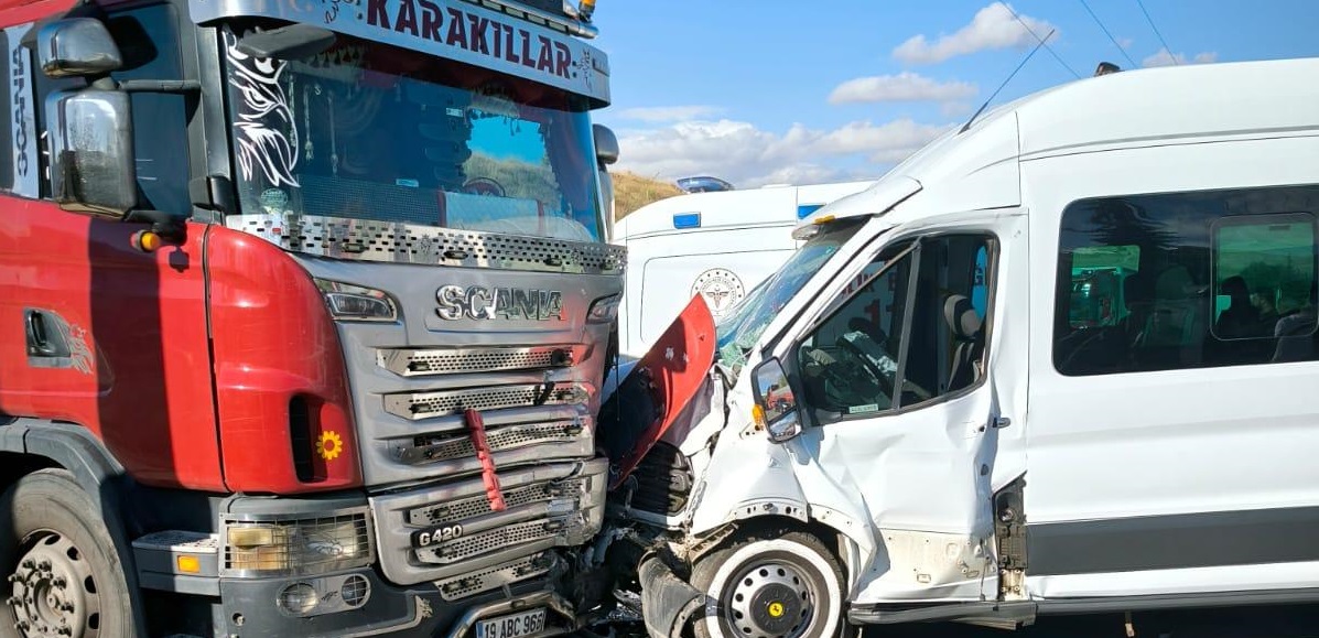 ÇORUM’da işçileri taşıyan minibüsün, otomobil ve TIR’a çarptığı kazada, 14