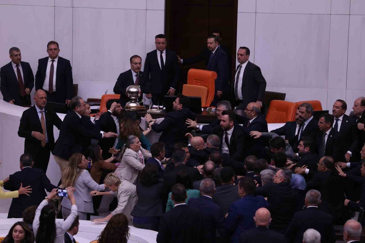 TBMM Genel Kurulu’nda, Anayasa Mahkemesi’nin (AYM) Can Atalay kararına ilişkin görüşmeler