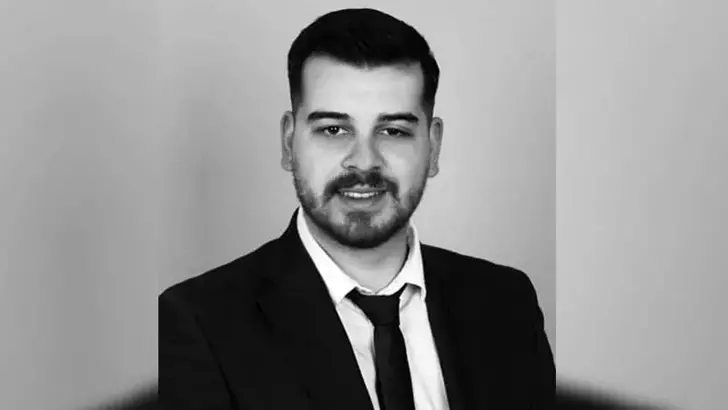 İzmir‘in Dikili ilçesi CHP‘li meclis üyesi Ata Uysal (20), kullandığı motosikletin devrilmesi sonucu