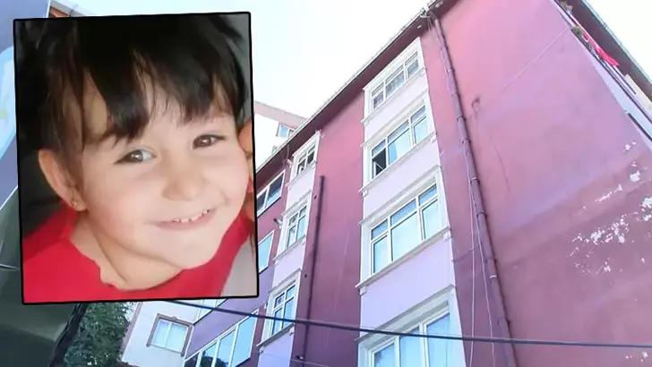 Sarıyer’de,5 katlı binanın 3’üncü katında bulunan evde oyun oynadığı sırada