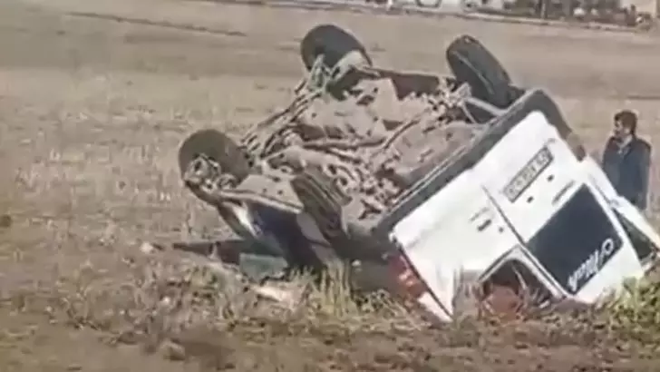 Niğde’de ehliyetsiz Mehmet A.’nın (17) kullandığı minibüs, takla attı. Kazada sürücü ile birlikte