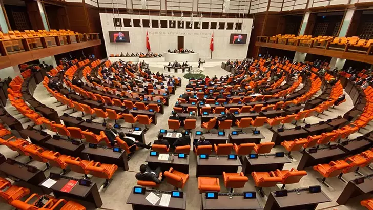 TBMM Genel Kurulu’nda, İYİ Parti ve DEM Partili milletvekilleri arasında,