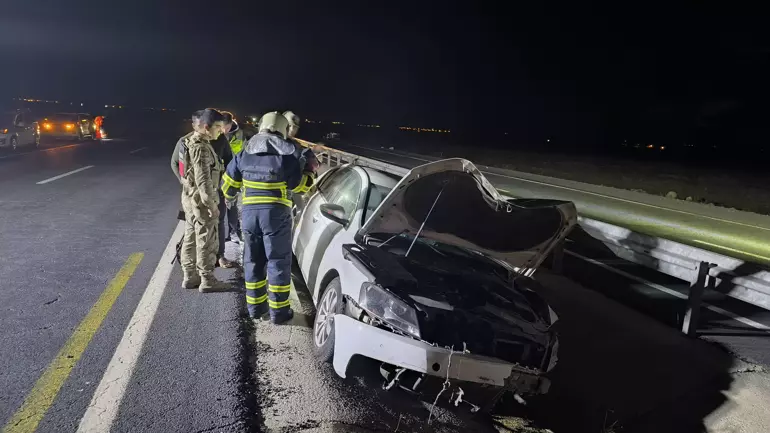 Mardin‘in Nusaybin ilçesinde, yolda gördüğü lastiği kaldırmak için otomobilini sağa