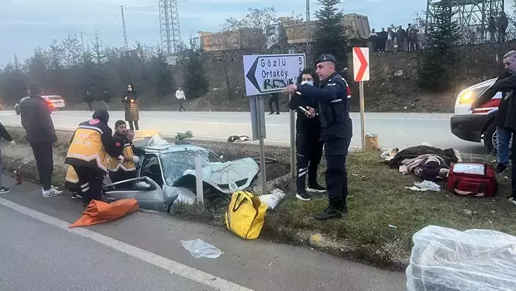 Karabük’te sürücüsünün direksiyon kontrolünü yitirdiği otomobil, refüjü aşıp beton bariyerlere çarptı. Hurdaya