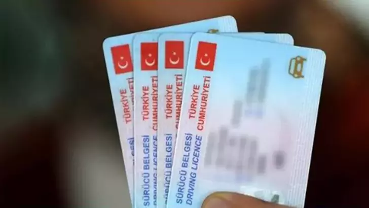İçişleri Bakanı Ali Yerlikaya, eski tip sürücü belgelerinin yenilenme süresinin