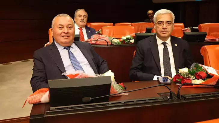 Demokrat Parti (DP) İstanbul Milletvekili Cemal Enginyurt ve İzmir Milletvekili Salih Uzun, partilerinden istifa ettiğini