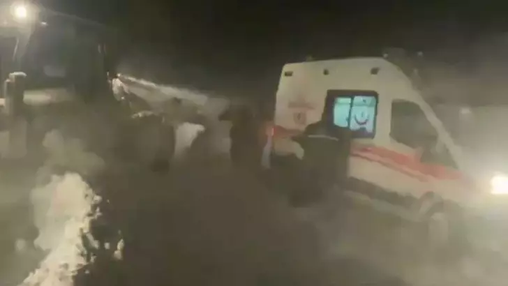 Malatya’nın Hekimhan ve Darende ilçelerinde kar yağışı ve tipi nedeniyle mahsur kalan