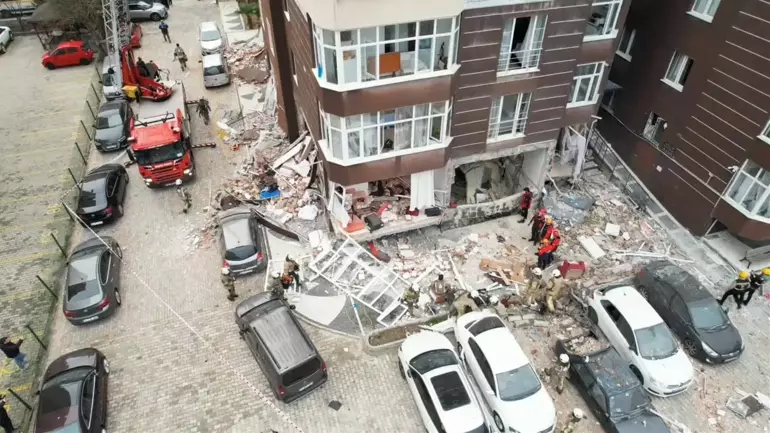 Beylikdüzü’nde 14 katlı binanın bodrum katında bulunan dairede doğal gazdan
