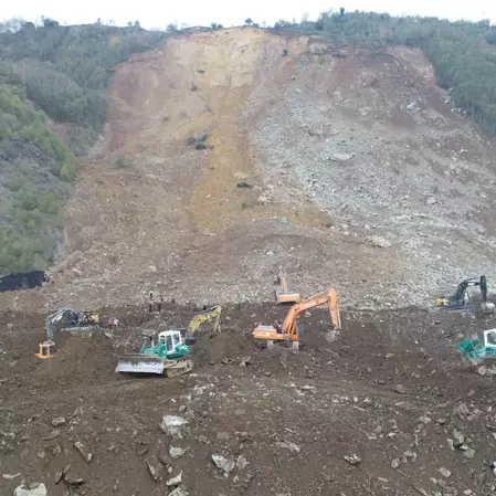 Artvin’de heyelan nedeniyle ciddi hasar gören ve yaklaşık 19 saatlik çalışmayla devasa