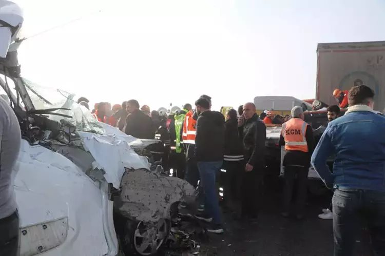 Van-Erciş kara yolunda meydana gelen 2 ayrı zincirleme kazada yaralanan