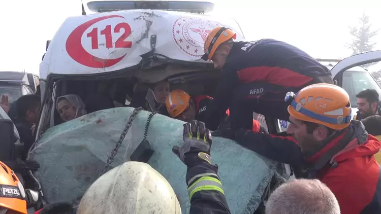 Erzurum’da trafik kazası ihbarına giden ambulans, yoğun siste, kırmızı ışıkta bekleyen