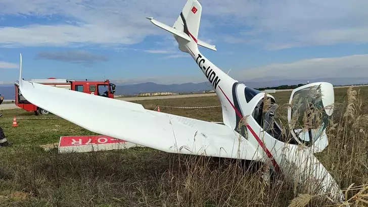 Bursa‘da Yenişehir Havalimanı’nda taksi yapan eğitim uçağı, pistten çıktı. Pilot hafif