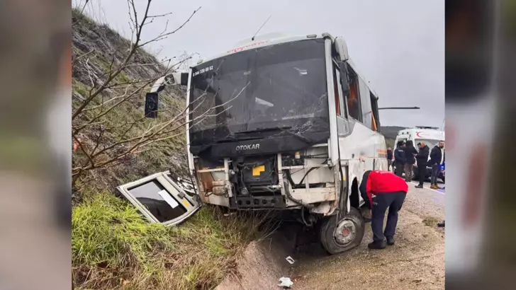 Balıkesir’in Gönen ilçesinde, fabrika işçilerini taşıyan servis midibüsünün yol kenarındaki su kanalına