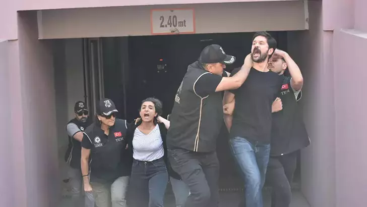 İzmir’de, eski HDP İl Eş Başkanı Vedat Çınar Altan’ın ‘Silahlı terör örgütüne