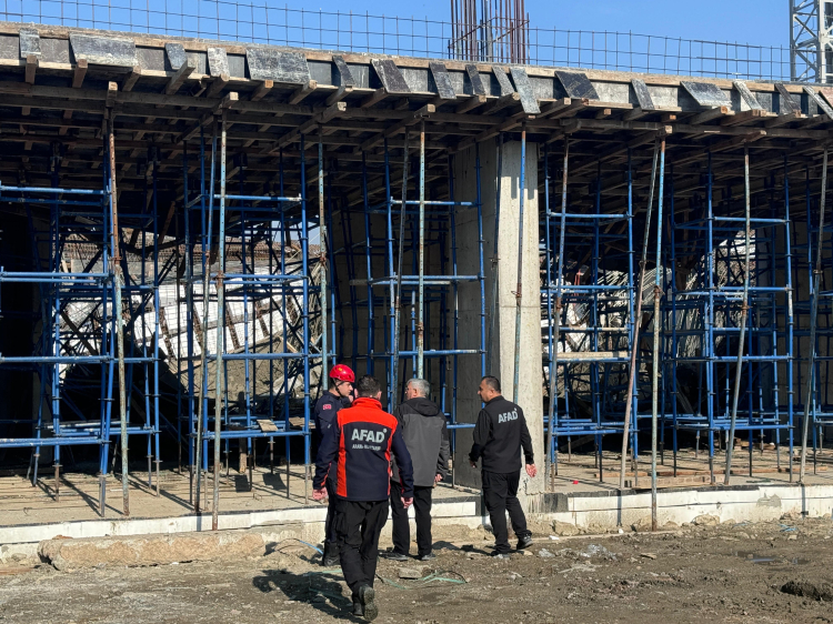 Bursa’da inşaatta beton dökülen kalıbın patlaması ile göçük oluştu. 2 işçi kalıp parçalarının çarpmasıyla,