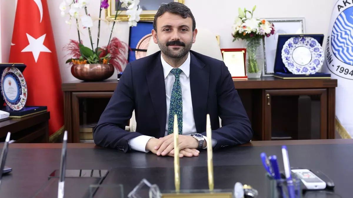 İçişleri Bakanlığı, Mersin’in Akdeniz İlçe Belediye Başkanı Hoşyar Sarıyıldız’ın geçici olarak