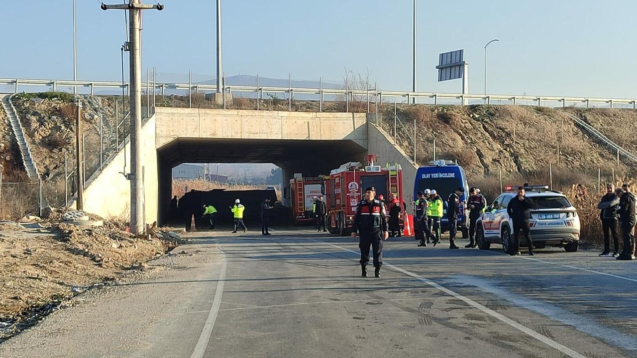 Denizli‘nin Pamukkale ilçesinde işçileri taşıyan servis midibüsü devrildi, ilk belirlemelere