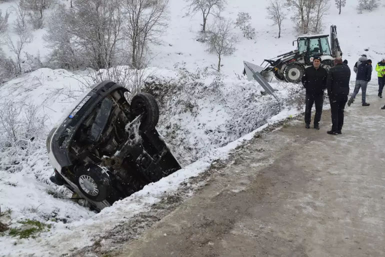 Samsun’da yakınlarının cenazesine gidenleri taşıyan minibüsün köprüden çay yatağına devrildiği