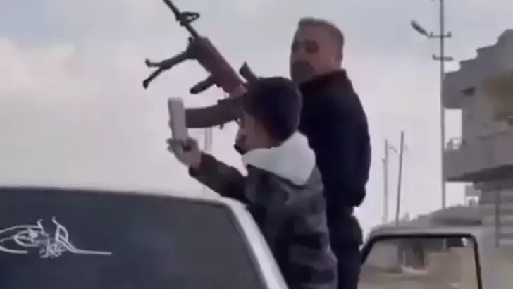 ŞANLIURFA’nın Akçakale ilçesinde düğün konvoyunda bir otomobilin camından çocukla birlikte