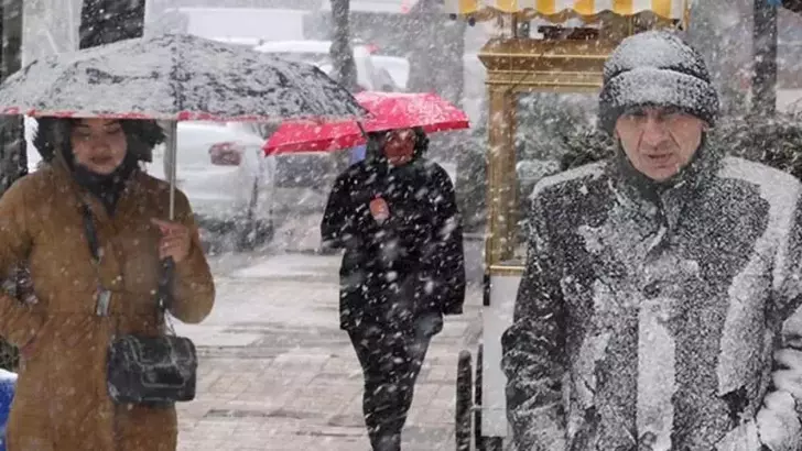 AKOM‘dan yapılan açıklamada, İstanbul‘da Salı akşamından itibaren sıcaklıkların düşeceği, Çarşamba ve