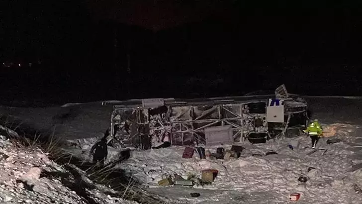 Erzurum‘un Horasan ilçesinde yolcu otobüsünün devrildiği kazada çoğu üniversite öğrencisi, 37 kişi