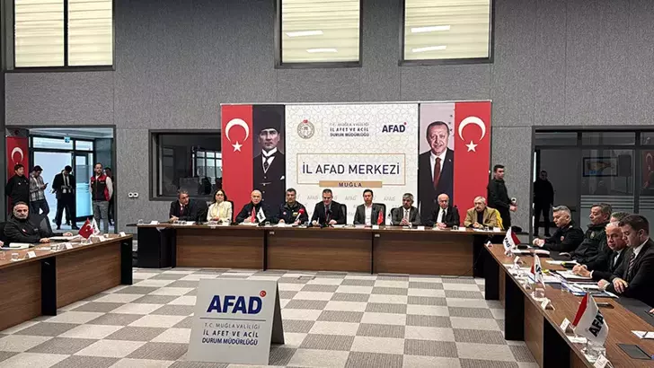 Muğla Valisi İdris Akbıyık, son günlerde basında denizlerde su çekilmesi haberlerin