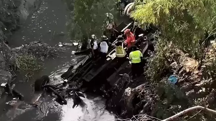 Guatemala‘da yolcu otobüsünün otoyol köprüsünden dereye düşmesi sonucu 51 kişi