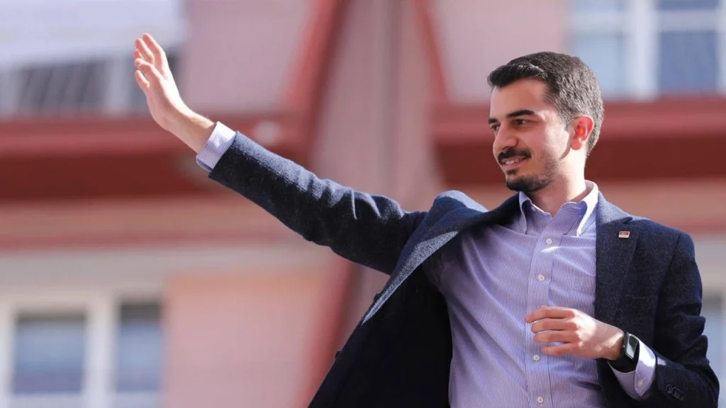 Çankaya Belediyesi’ne düzenlenen operasyonda havalimanında gözaltına alınan Belediye Başkanı Hüseyin