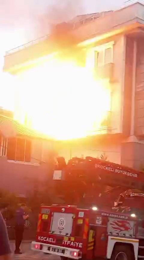 Mert Gürenç KOCAELİ  – Kocaeli’nin Darıca ilçesinde 4 katlı binada