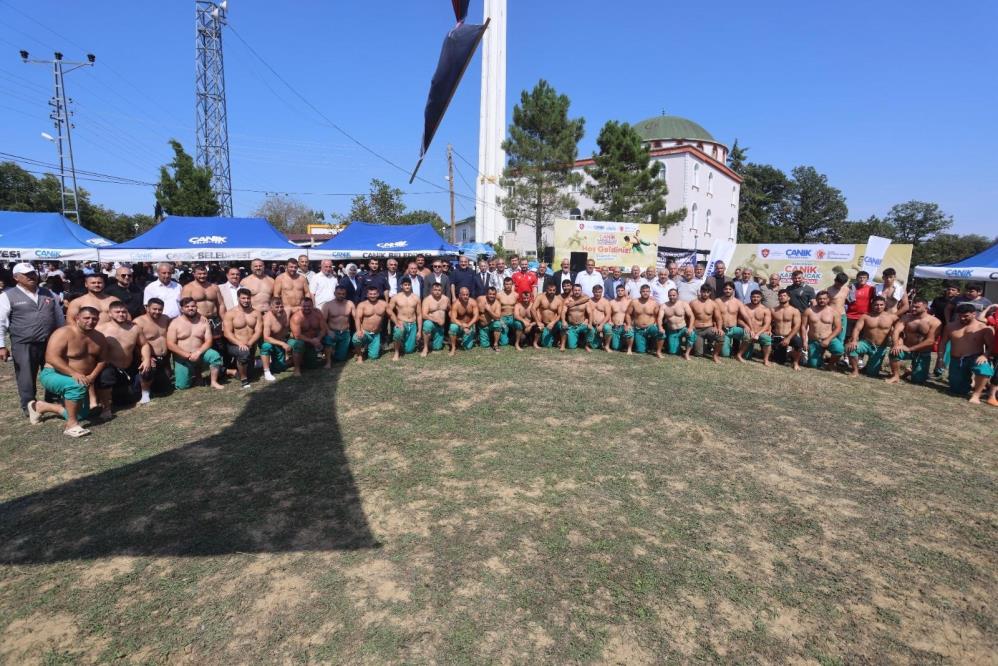 SAMSUN – Samsun’da Canik Belediyesi tarafından düzenlenen Geleneksel Canik Karakucak