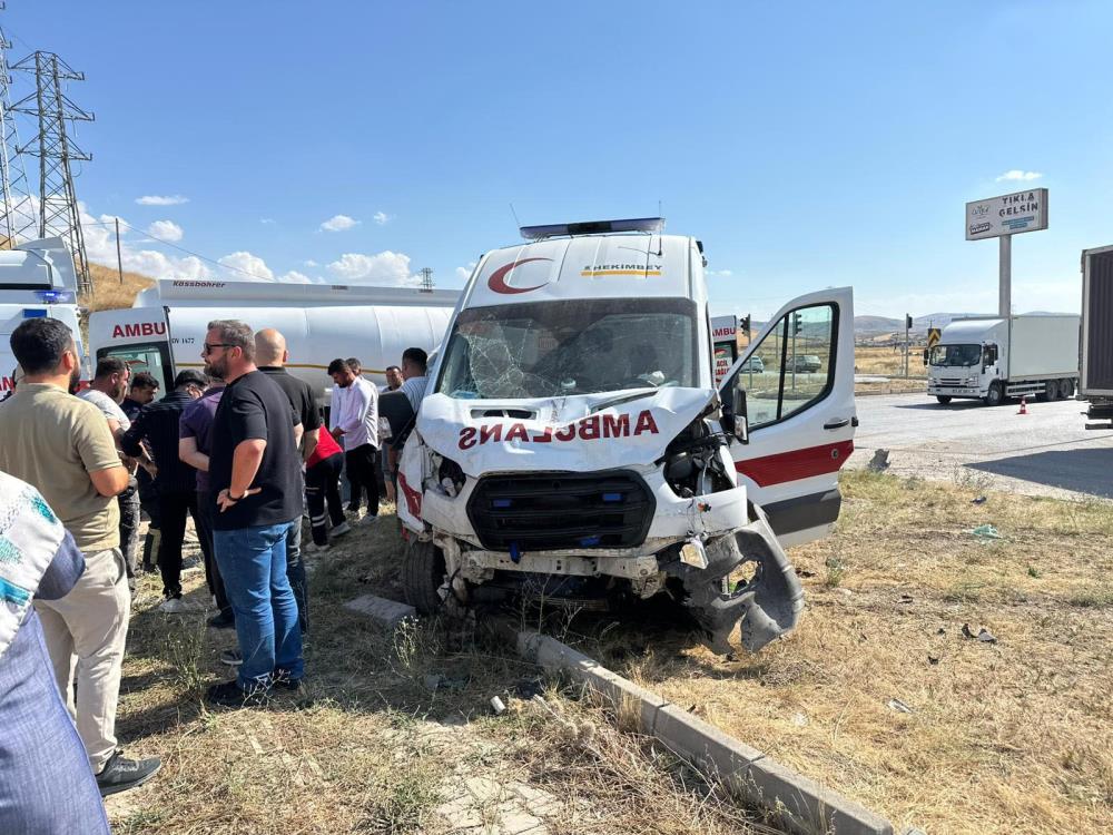 Kürşat Kalınsazlıoğlu ÇORU – Çorum’un Sungurlu ilçesinde cip ile ambulansın