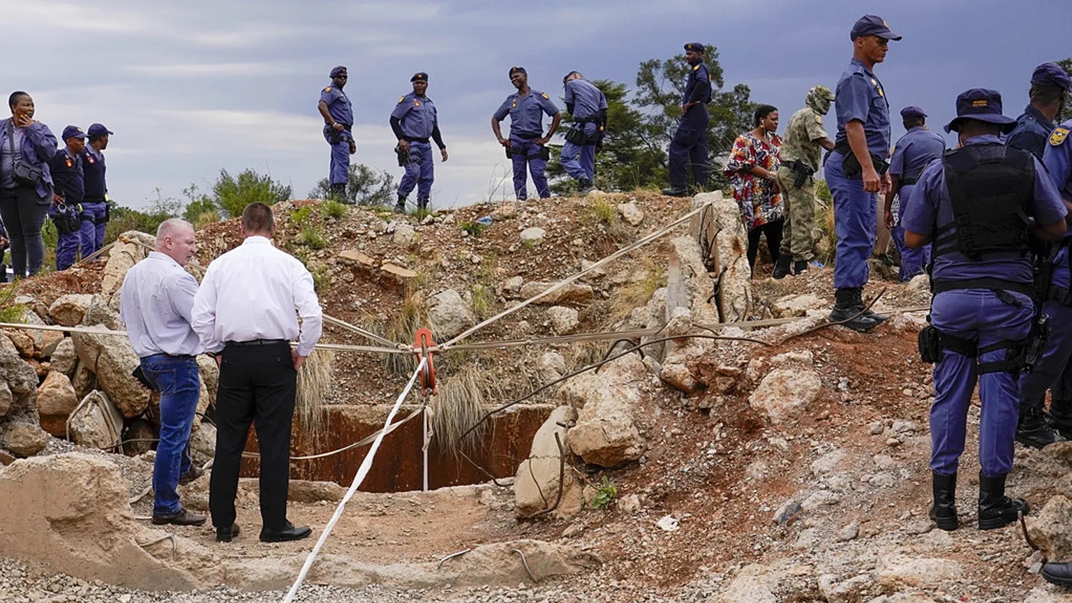 JOHANNESBURG – Güney Afrika’da kaçak madende kaya düşmesi sonucu en