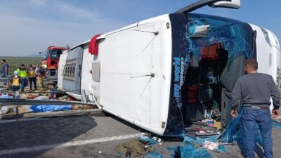 MANİSA – Manisa’nın Akhisar ilçesinde tur otobüsü ile çekicinin çarpışması