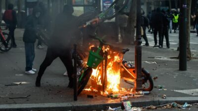 PARİS  – Fransa genelinde dün Sarı Yeleklilerin öncülük ettiği protestolarda
